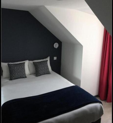 une chambre avec un grand lit avec un rideau rouge dans l'établissement Cocon avec vue imprenable - Face Gare Lille Flandres 4 PERS, à Lille