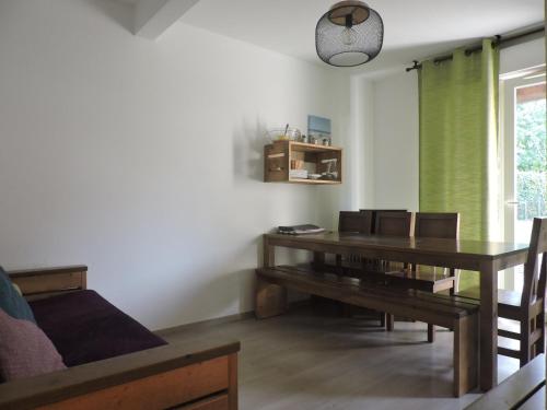 un salon avec une table et un canapé dans l'établissement Confortable appartement proche du lac et pistes cyclables pour 6 personnes, à Aureilhan