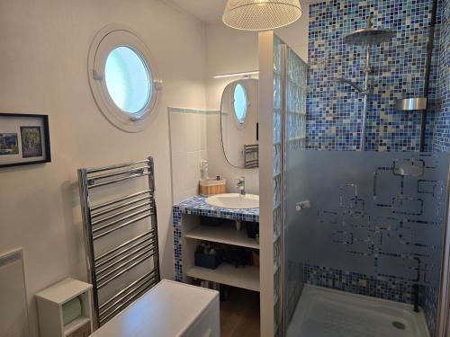 Maison au calme avec piscine في سان ميدارد-أون-جال: حمام مع دش ومرحاض ومغسلة