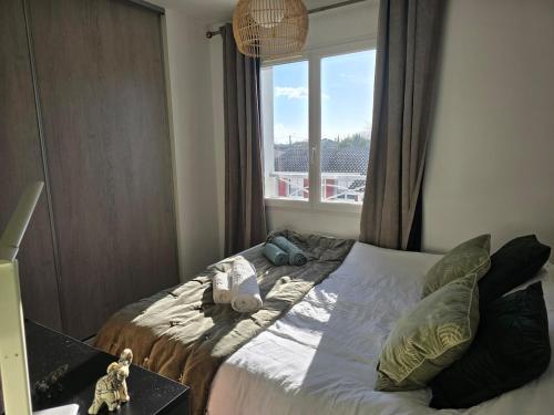 Maison au calme avec piscine في سان ميدارد-أون-جال: غرفة نوم صغيرة مع سرير مع نافذة