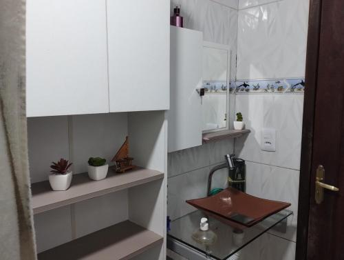 Una pequeña cocina con gabinetes blancos y un fregadero. en Casa de praia VIP madre de Deus espaço inteiro térreo, en Madre de Deus