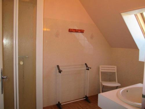 Ένα μπάνιο στο Gîte de France à Marcillac la Croisille 3 épis - Gîte de France 8 personnes MAE-6424