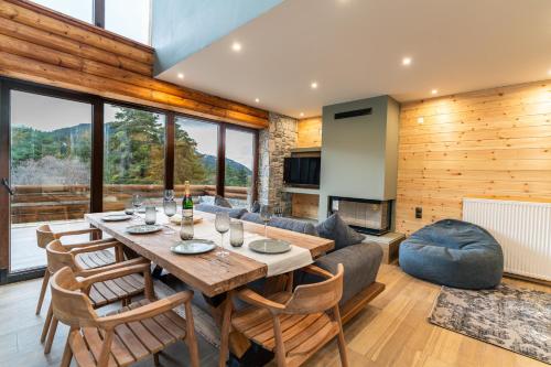 TV a/nebo společenská místnost v ubytování Monte Verde Resort Kalavrita