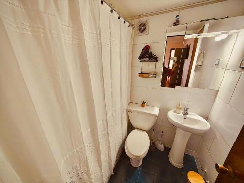 サンティアゴにあるVista al Costaneraのトイレと洗面台を備えた白いバスルーム