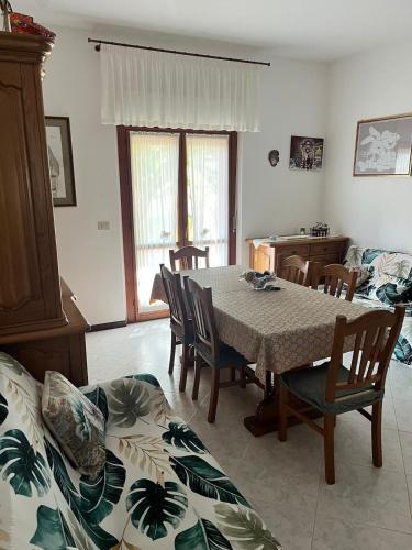 a living room with a dining room table and chairs at Ciotti Rosella affittacamere in Acquaviva Picena