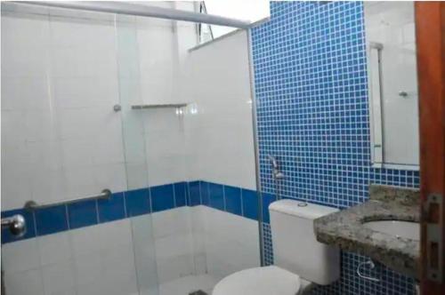 a bathroom with a shower and a toilet and a sink at Apartamento em Cabo Frio - Praia do Forte in Cabo Frio
