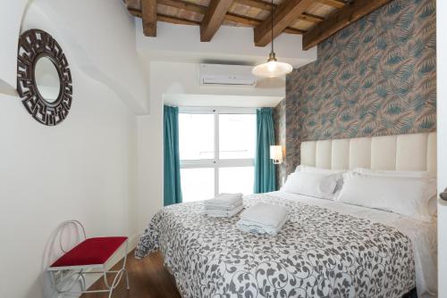 シッチェスにあるApartamentos Mayor by Habama Groupの大きなベッドと窓のある寝室