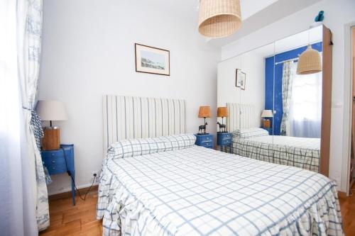une chambre avec deux lits et un miroir dans l'établissement Top apt 4 pers Intra-Muros nearby beach, à Saint-Malo