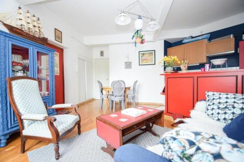 un salon avec un canapé et une table dans l'établissement Top apt 4 pers Intra-Muros nearby beach, à Saint-Malo