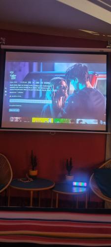 Una televisión o centro de entretenimiento en Glamping Raíces