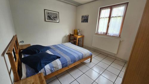 een slaapkamer met een bed en een raam bij Chez Fretz in Ribeauvillé