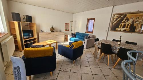 un soggiorno con un divano e un tavolo di Chez Fretz a Ribeauvillé