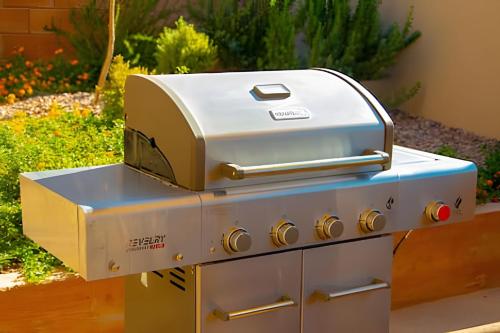 a grill sitting on top of a stove at Condominios Evamar San Carlos in San Carlos