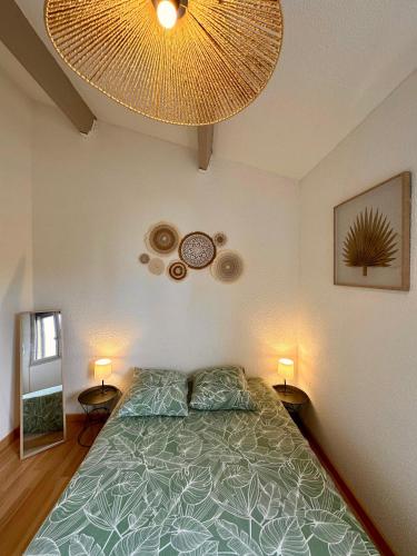 une chambre avec un grand lit avec deux lampes dans l'établissement L'Horizon bleu, au Barcarès