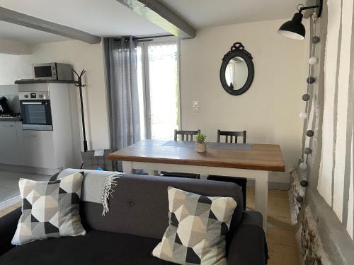 un salon avec un canapé et une table dans l'établissement Gîte Pépère, à Gonneville-sur-Honfleur