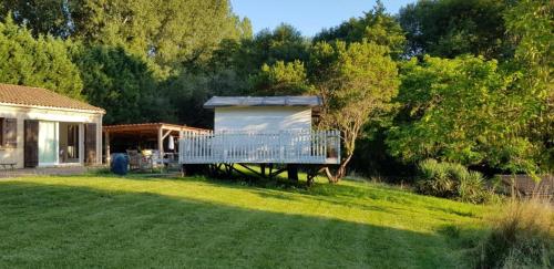 Κήπος έξω από το El Nido BYLAVILLA25