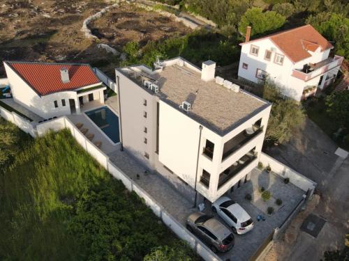 an overhead view of a white house with a parking lot at Villa Ivano in Petrcane