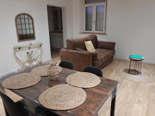 un salon avec une table et un canapé dans l'établissement Amiens la vénus de renancourt face au zenith, à Amiens