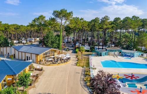 une vue aérienne d'un complexe avec piscine dans l'établissement Chez Bruno & Sophie Mobil home luxe 6-8P BORA BORA, à Saint-Julien-en-Born
