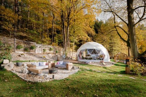 ein Zelt mitten im Hof in der Unterkunft ForRest Glamp MiMo in Jablonné v Podještědí