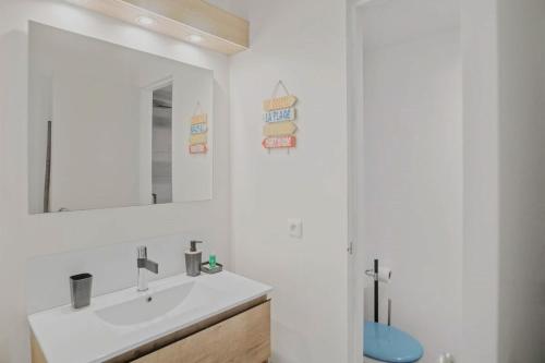 a bathroom with a sink and a mirror at Appartement Rêve Caraïbes in Le Diamant