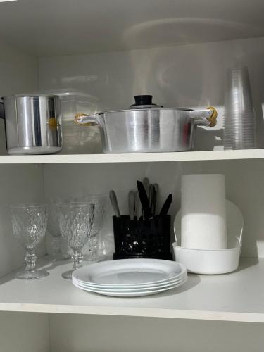 a shelf with a pot and a plate on it at Casa com dois quartos e piscina em mineiros in Mineiros
