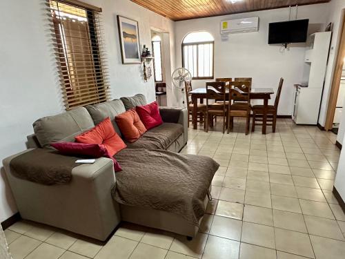 Posezení v ubytování Apartment 10 minutes by the SJO airport -