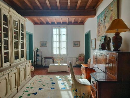 un salon avec une table et une grande fenêtre dans l'établissement La Folie mas provençal climatisé avec piscine, à Arles