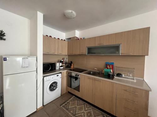 eine Küche mit einem weißen Kühlschrank und einem Geschirrspüler in der Unterkunft Bansko Aspen Relax & Chill in Bansko