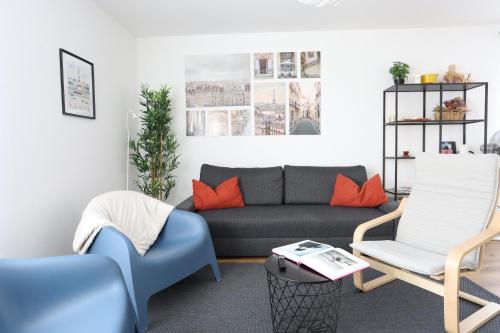 a living room with a couch and two chairs at Apartment "Paris" in Erftstadt - 3 Zimmer & 77qm - nahe Köln, Messe, Phantasialand & Bonn - Familienurlaub oder Business Trip in Erftstadt
