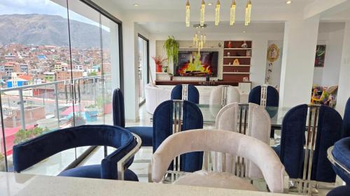 Ruang duduk di PENTHOUSE de lujo con vistas panorámicas en Cusco