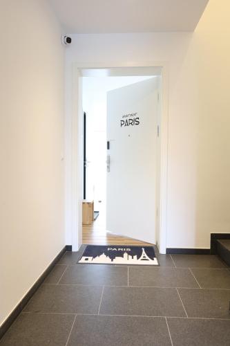 a hallway with a door with a mat on the floor at Apartment "Paris" in Erftstadt - 3 Zimmer & 77qm - nahe Köln, Messe, Phantasialand & Bonn - Familienurlaub oder Business Trip in Erftstadt