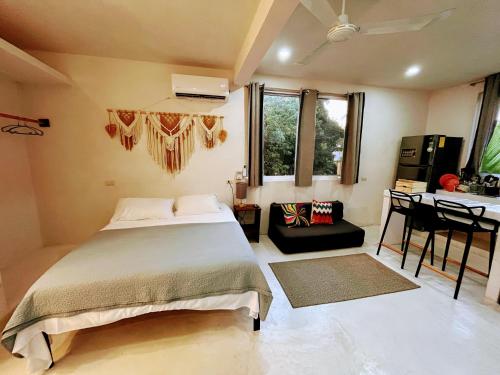 Ein Bett oder Betten in einem Zimmer der Unterkunft Mangal Suites