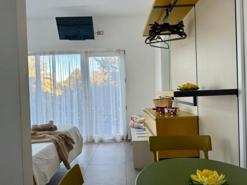 une petite pièce avec un lit et une fenêtre dans l'établissement Blue Velvet Rooms, à Tortolì