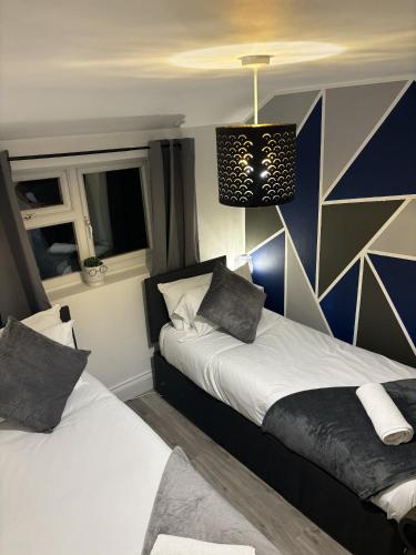 Кровать или кровати в номере Urban Living - 2 beds apartment, driveway parking, centrally located!!