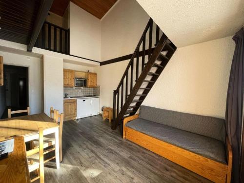 un salon avec un escalier et une cuisine dans l'établissement Résidence Meijehotel - Duplex 6P – Les deux alpes au pied des pistes MAE-6591, à Vénosc