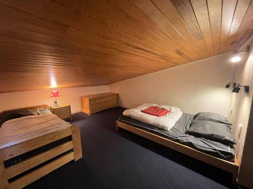 une chambre avec un lit et un plafond en bois dans l'établissement Résidence Meijehotel - Duplex 6P – Les deux alpes au pied des pistes MAE-6591, à Vénosc