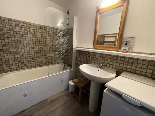 une salle de bain avec un lavabo, un miroir et une baignoire dans l'établissement Résidence Meijehotel - Duplex 6P – Les deux alpes au pied des pistes MAE-6591, à Vénosc