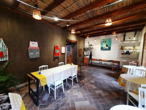 a restaurant with a table and chairs in a room at Hostal Suite Le Fabrique in Cuenca