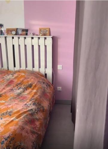 - une chambre avec un lit dans une pièce aux murs violets dans l'établissement Villa Soleil et Sérénité, à Vénéjan