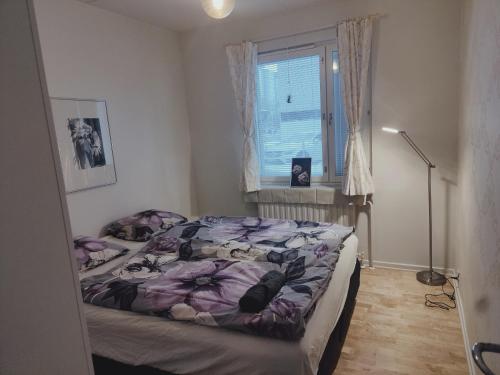 Un pat sau paturi într-o cameră la Helmiapartments Oulu
