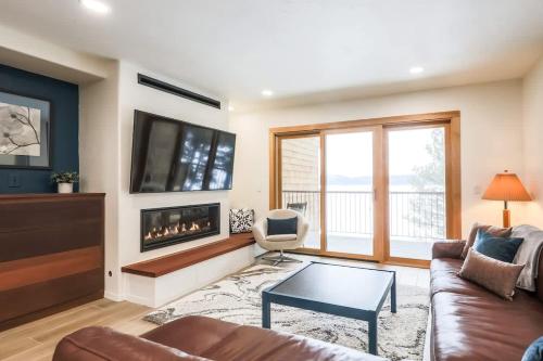 Gallery image of NEW Romantic LakeView Studio Beach Pool Modern in McCall