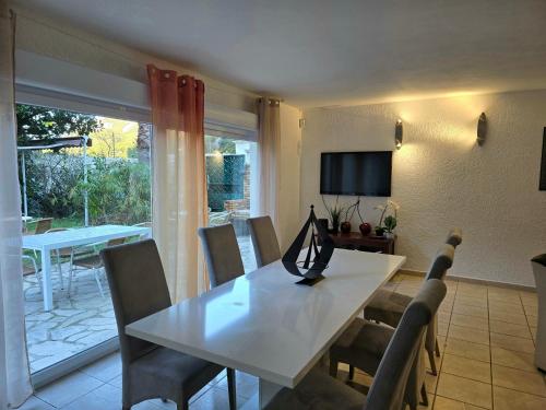 Photo de la galerie de l'établissement Villa 170m2 avec piscine Parc des Calanques 15 min Vélodrome, à Marseille