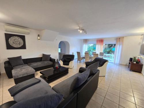 Galeriebild der Unterkunft Villa 170m2 avec piscine Parc des Calanques 15 min Vélodrome in Marseille