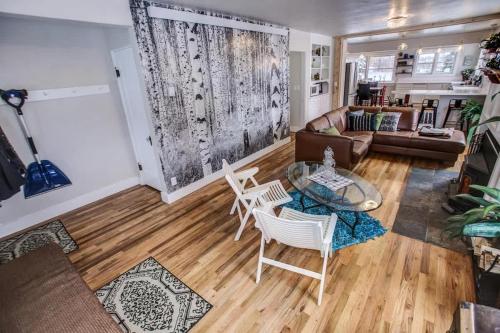Χώρος καθιστικού στο FiNLANDIA 3 000 sf 4B 3ba HotTub right in Town