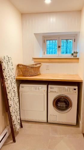 a laundry room with a washing machine and a counter at KingstonStays Historic Downtown Hideaway in Kingston