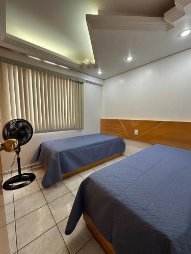 Giường trong phòng chung tại Apartamento no Centro - Família - Piscinas Quentes - Wi-Fi - Lê Jardin