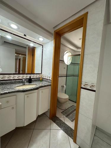 Phòng tắm tại Apartamento no Centro - Família - Piscinas Quentes - Wi-Fi - Lê Jardin