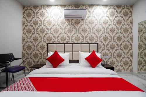 Postel nebo postele na pokoji v ubytování Hotel O Mannat
