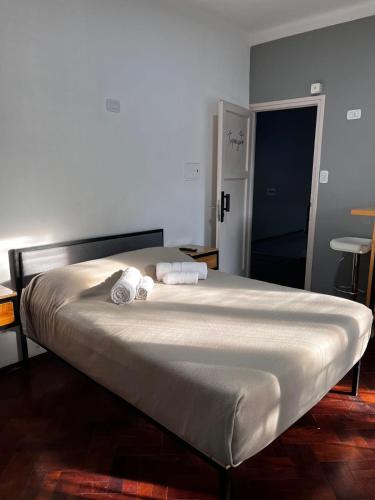 a bed with two towels on top of it at Sin Fin Hostel in Mendoza